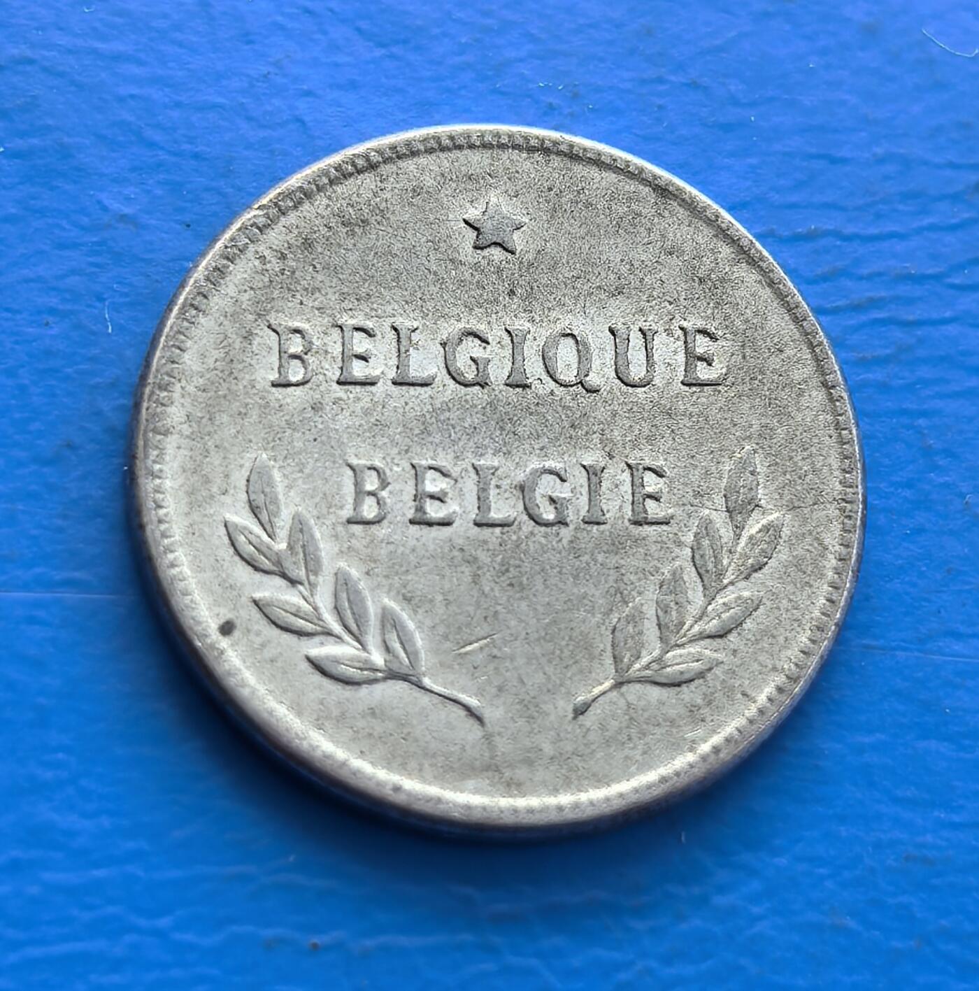 外国优质老铜币银币持续添加中，周六九点倒数截拍，满百包邮，可寄存半年，喜欢朋友微信扫描二维码可直接参拍