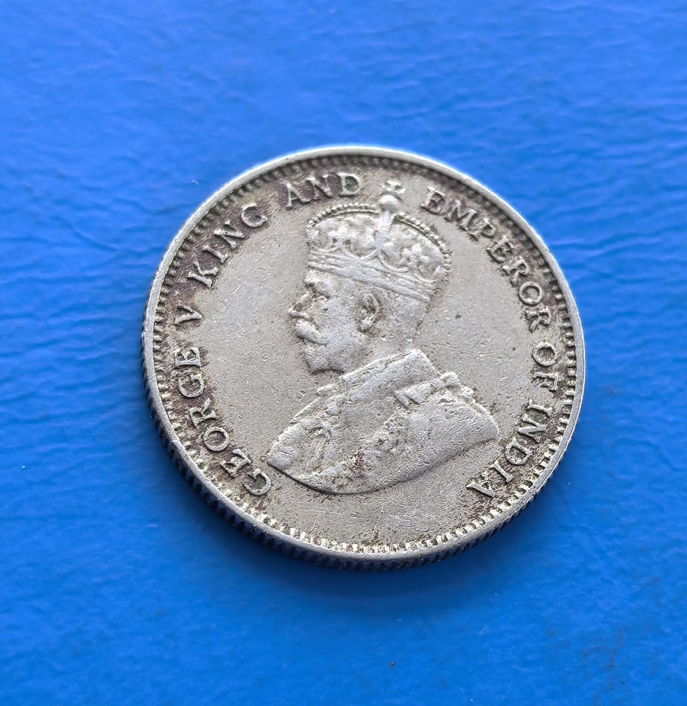 外国优质老铜币银币持续添加中，周六九点倒数截拍，满百包邮，可寄存半年，喜欢朋友微信扫描二维码可直接参拍 香港1935年一毫