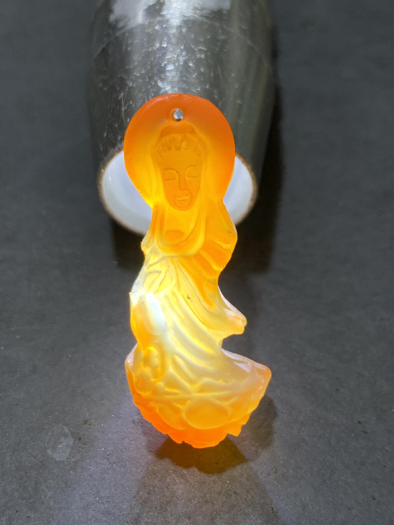 精美亚光高玉化糖料玛瑙雕刻观音菩萨吊坠一个，