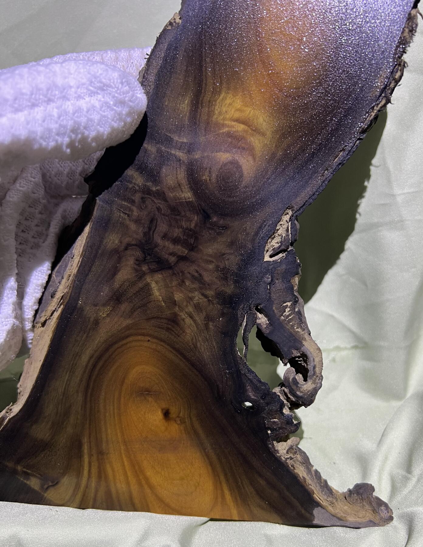 零元拍：金丝楠牌子 山水意境 满金丝 果香满满，尺寸：19.5/18/1.4CM。因为是原材料，木材还未干透