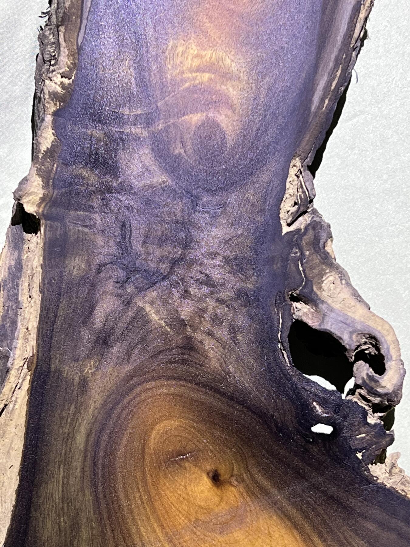 零元拍：金丝楠牌子 山水意境 满金丝 果香满满，尺寸：19.5/18/1.4CM。因为是原材料，木材还未干透