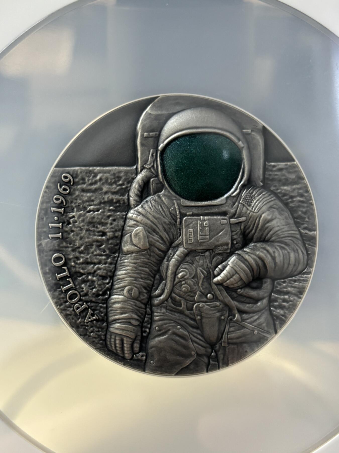 第185期拍卖 喀麦隆2019年阿波罗11号登月50周年3盎司仿古银币NGC-MS70首期蓝标无原盒证书,925银，93.3克，发行量500枚