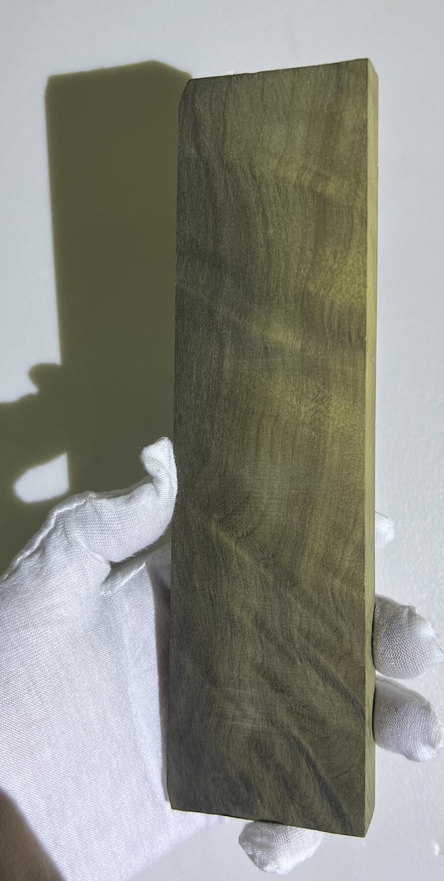 零元拍：NO.4 金丝楠牌子 满金丝 果香满满 尺寸：19.8/5.5/1.3CM。因为是原材料，木材还未干透