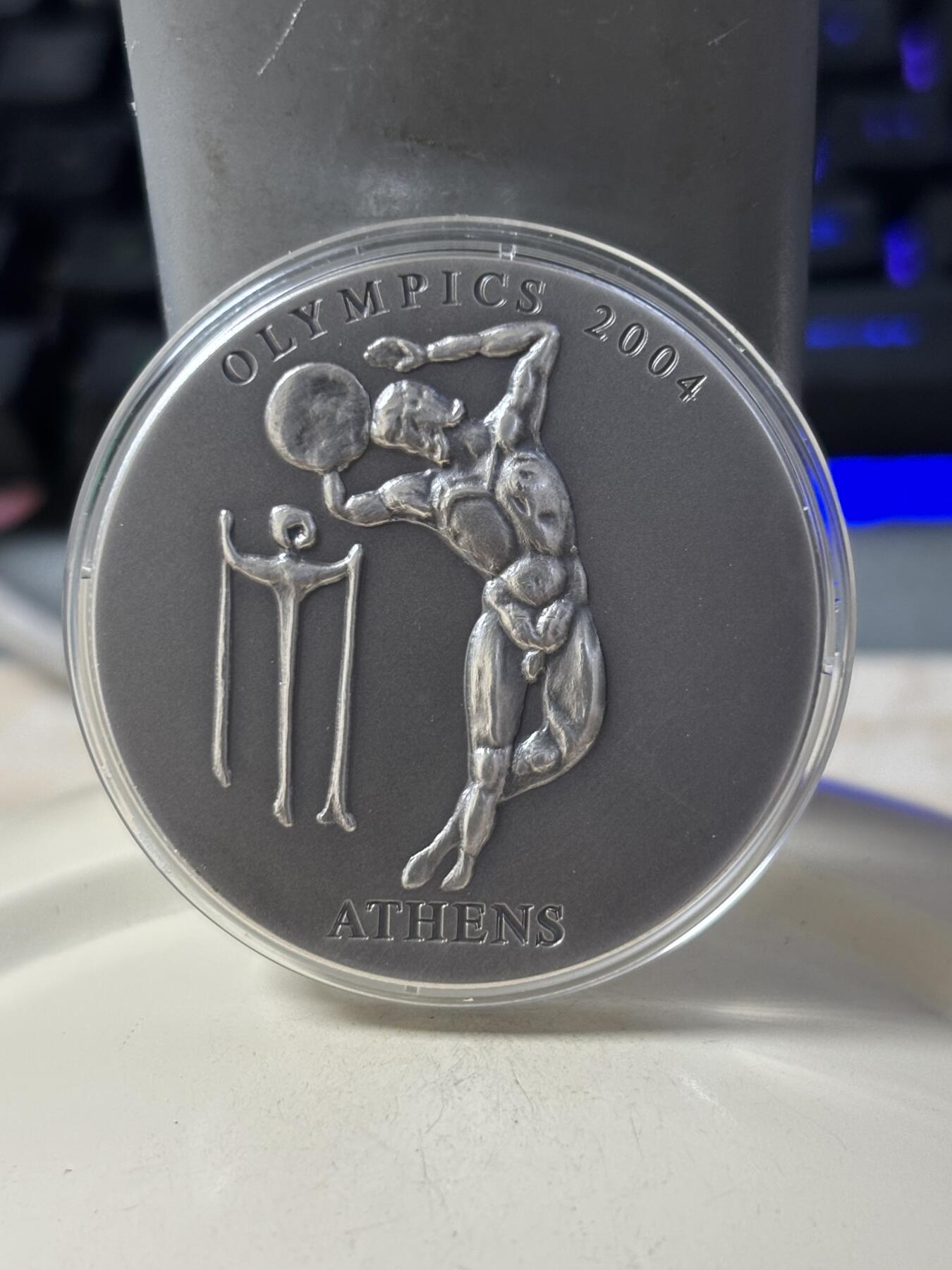 第185期拍卖 刚果加纳2002年古代奥运掷铁饼者凹凸银币带盒无证书，999银，31.1克*2，发行15000枚，