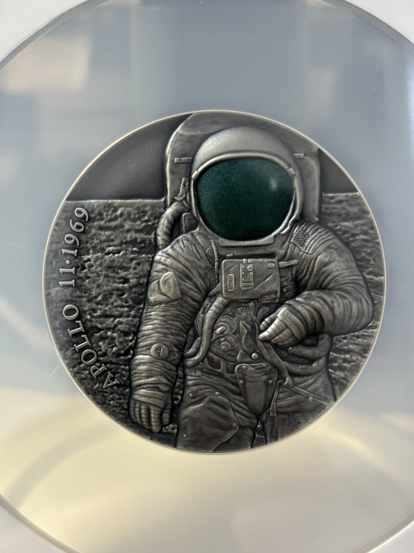 第185期拍卖 喀麦隆2019年阿波罗11号登月50周年3盎司仿古银币NGC-MS70首期蓝标无原盒证书,925银，93.3克，发行量500枚