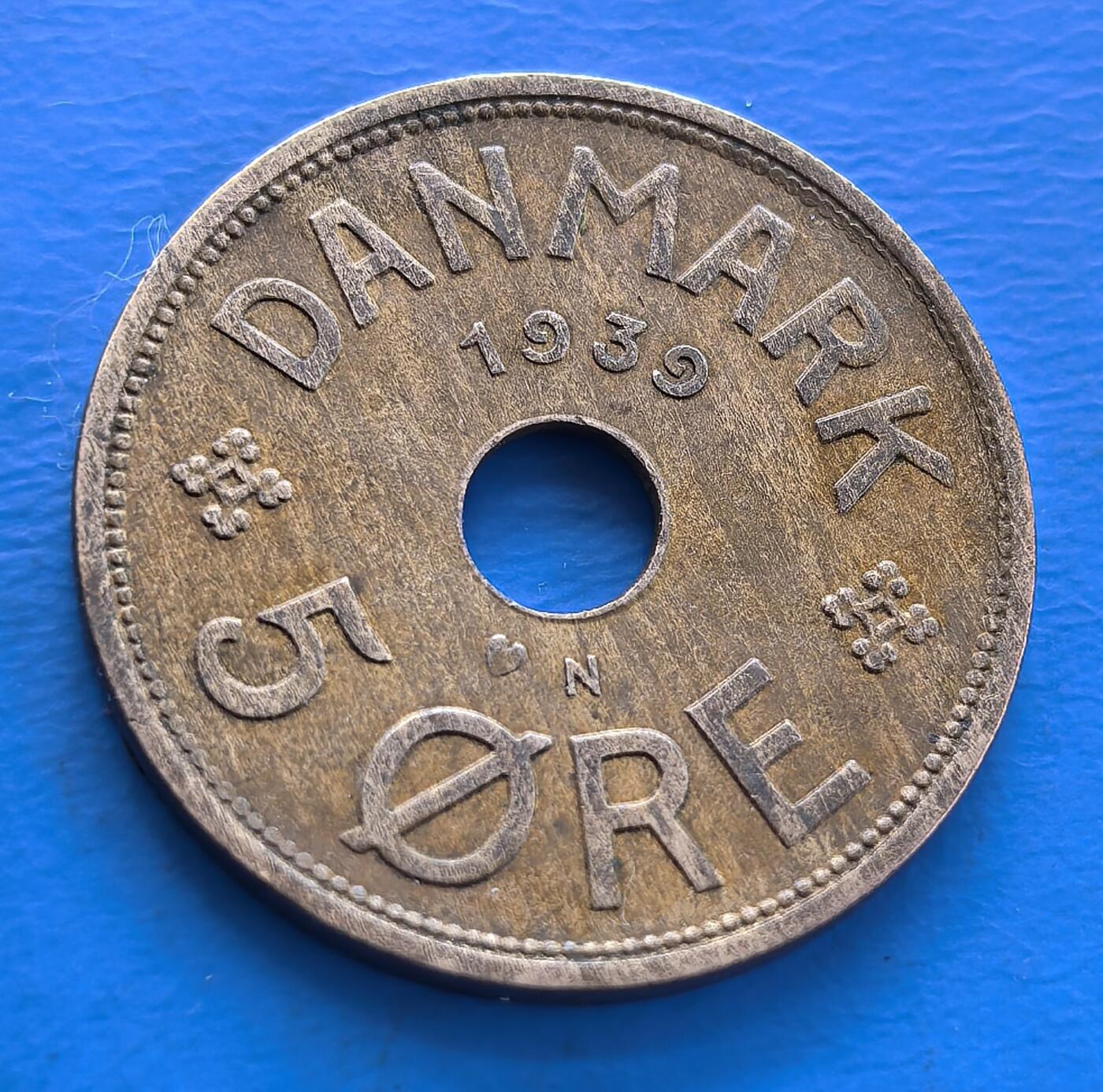 外国优质老铜币银币持续添加中，周六九点倒数截拍，满百包邮，可寄存半年，喜欢朋友微信扫描二维码可直接参拍 丹麦1939年5欧尔