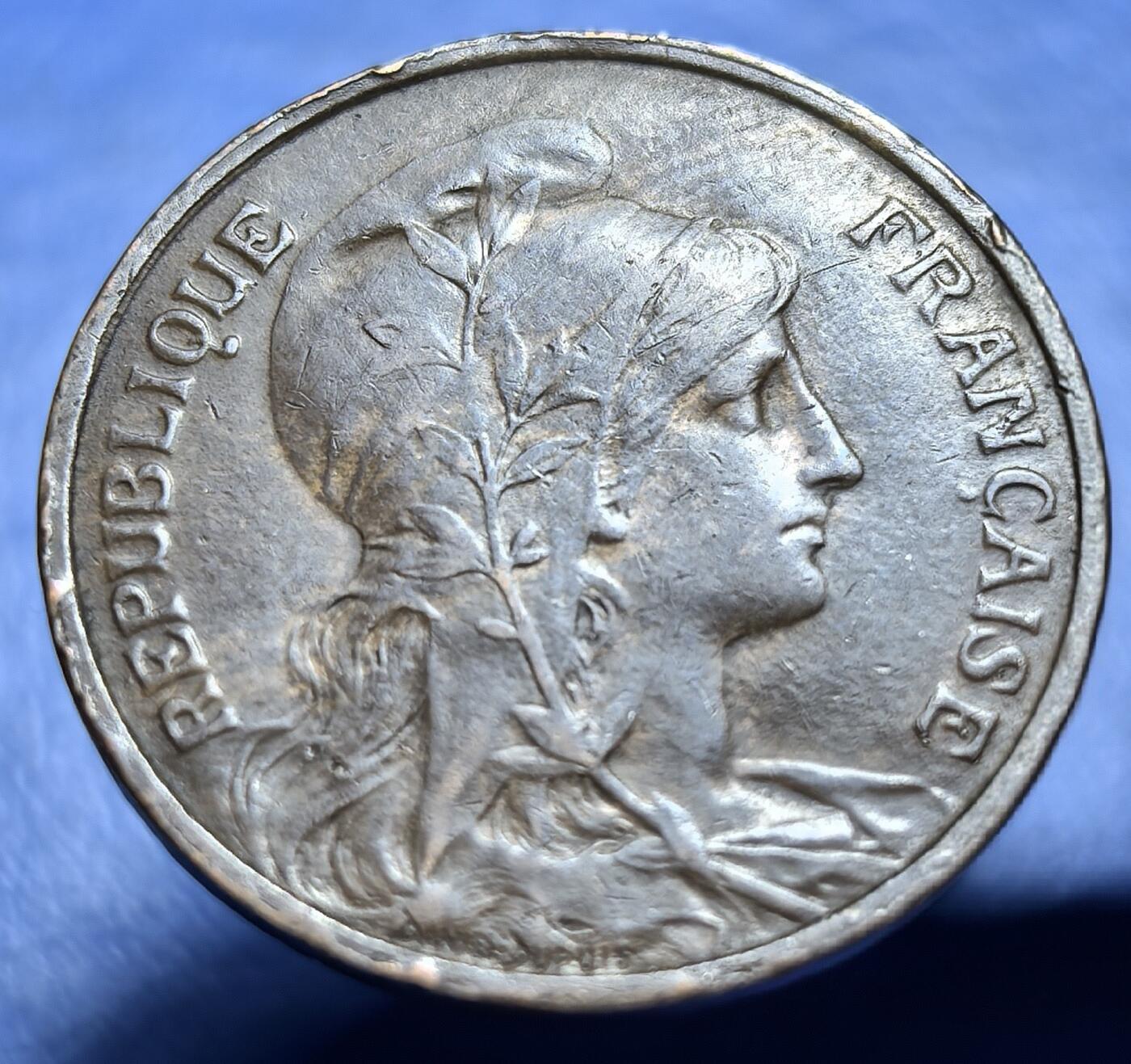 外国优质老铜币银币持续添加中，周六九点倒数截拍，满百包邮，可寄存半年，喜欢朋友微信扫描二维码可直接参拍 法国1904年5分