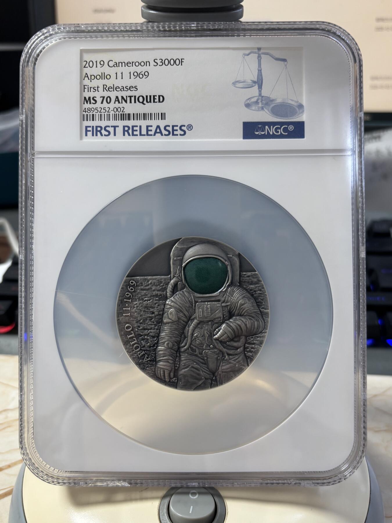 第185期拍卖 喀麦隆2019年阿波罗11号登月50周年3盎司仿古银币NGC-MS70首期蓝标无原盒证书,925银，93.3克，发行量500枚