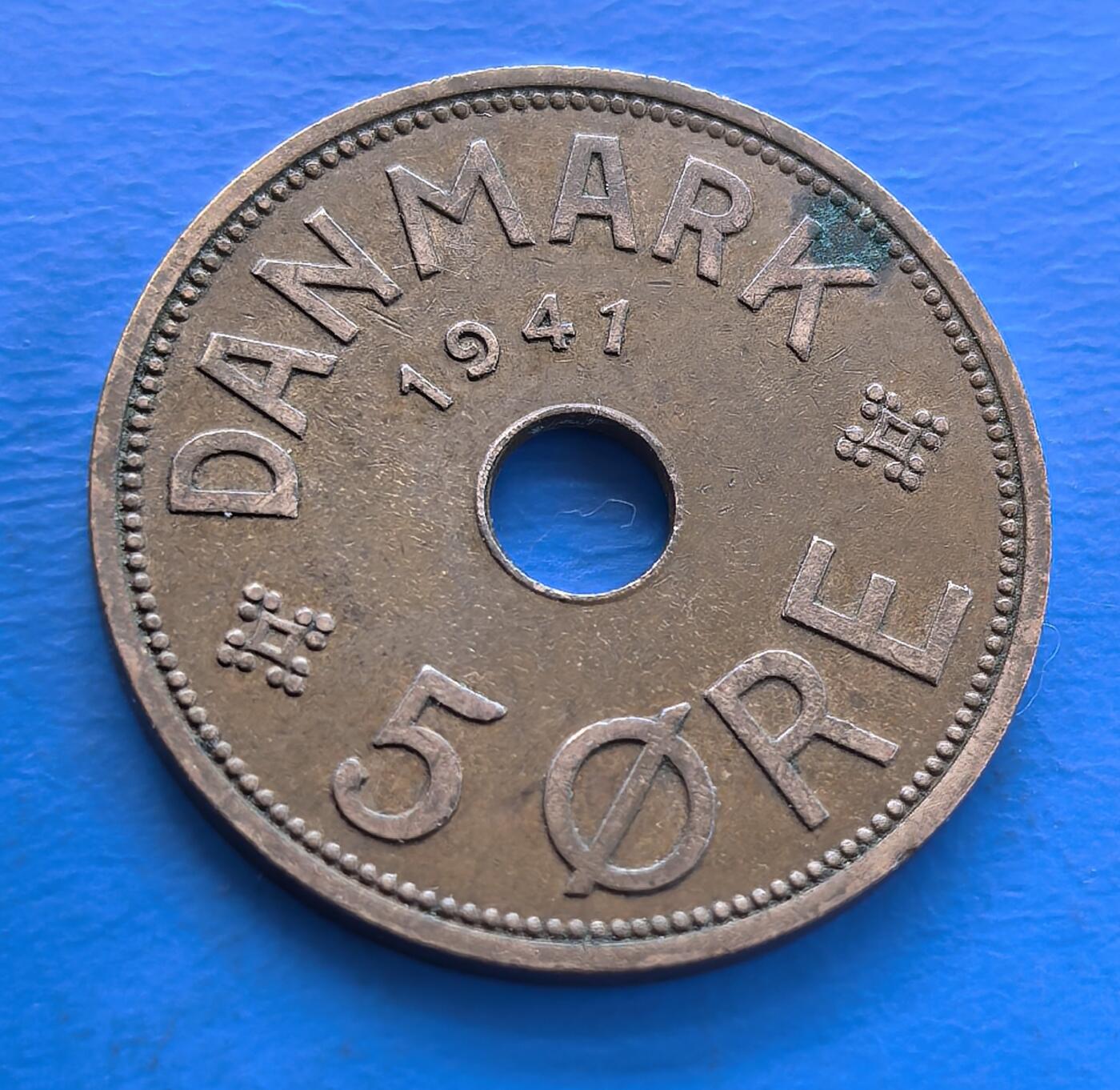 外国优质老铜币银币持续添加中，周六九点倒数截拍，满百包邮，可寄存半年，喜欢朋友微信扫描二维码可直接参拍 稀少币法罗群岛1941年5欧尔，丹麦被德国占领后改成了锌币，只有法罗依旧保持铜币