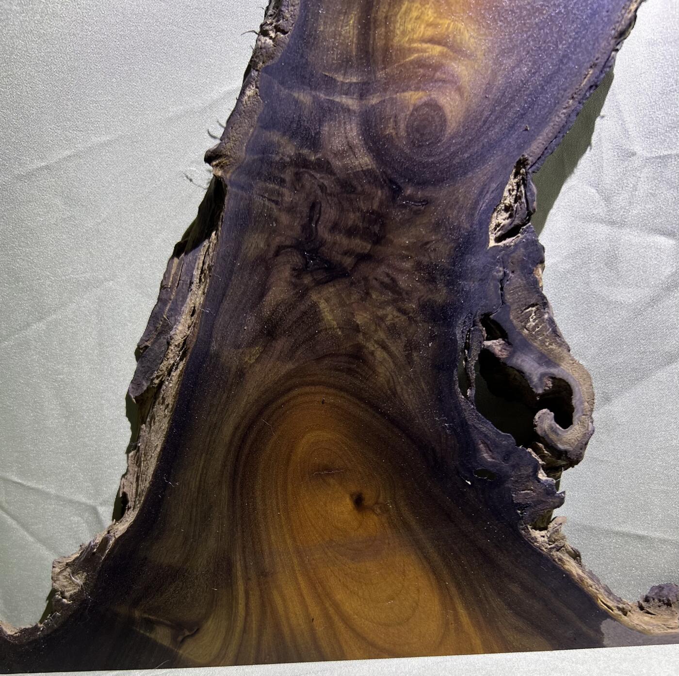 零元拍：金丝楠牌子 山水意境 满金丝 果香满满，尺寸：19.5/18/1.4CM。因为是原材料，木材还未干透