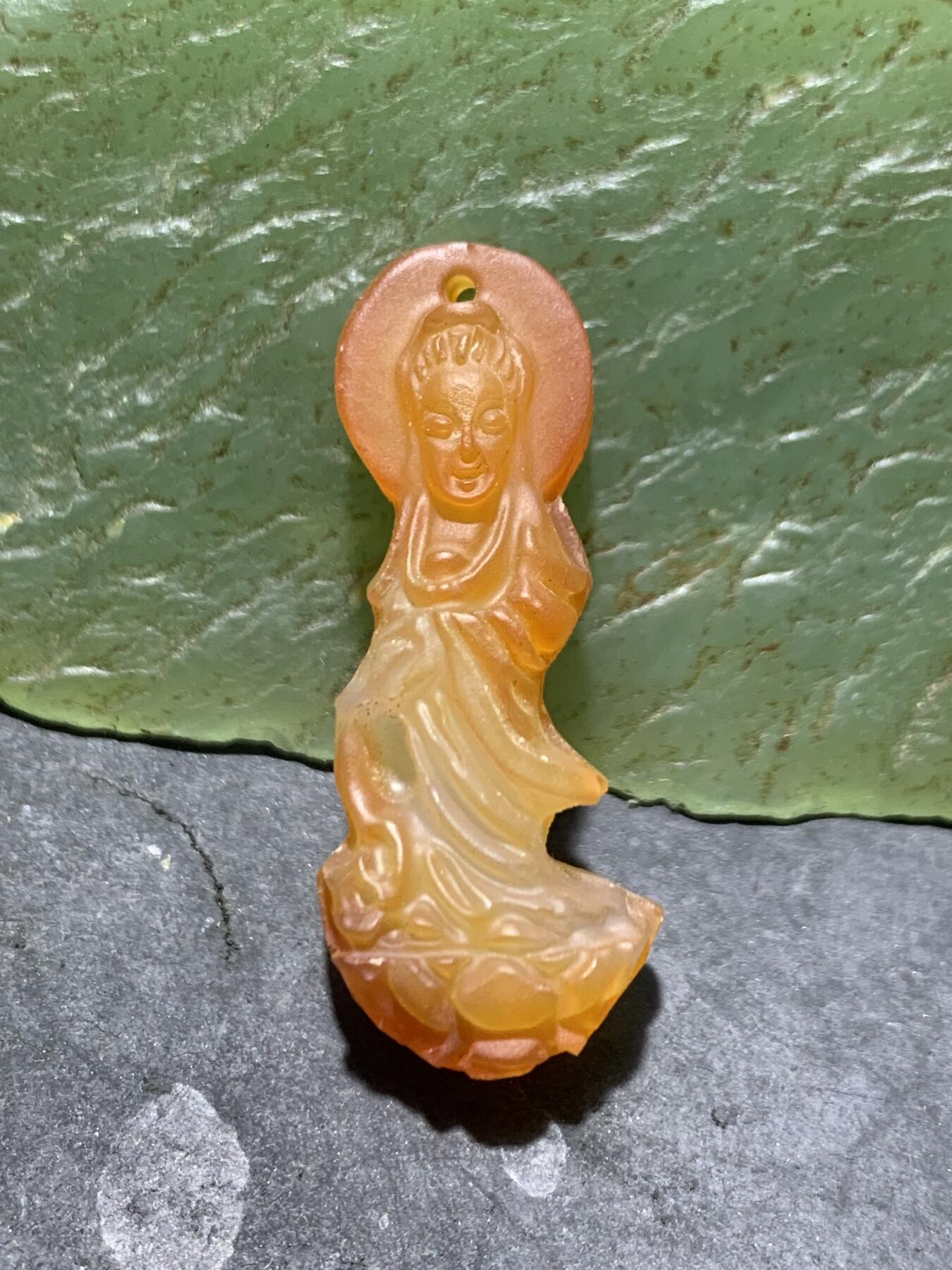精美亚光高玉化糖料玛瑙雕刻观音菩萨吊坠一个，