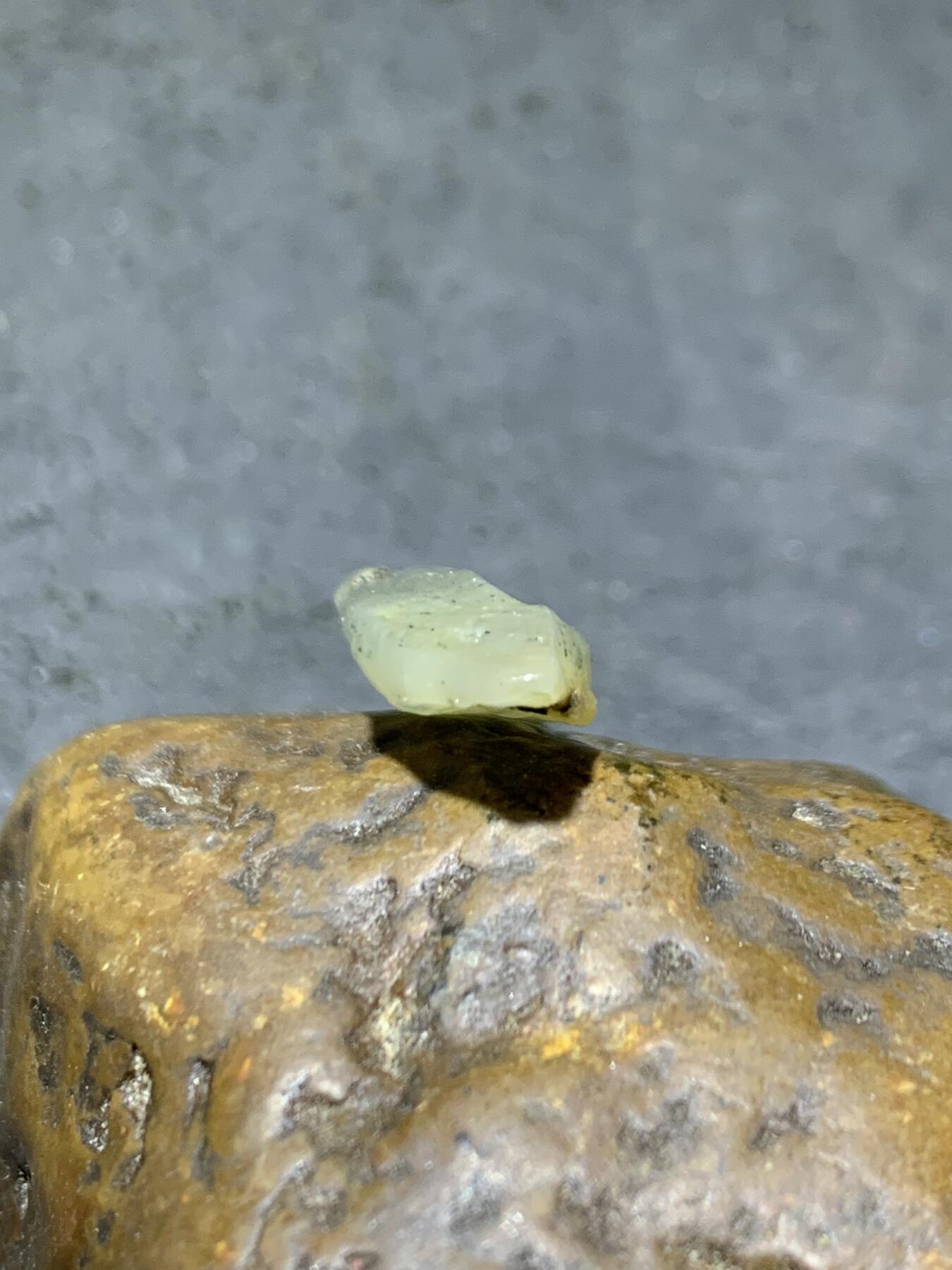 新疆戈壁料风化纹和田玉青白飘青花小原石一颗