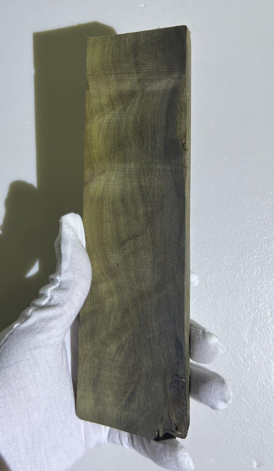 零元拍：NO.4 金丝楠牌子 满金丝 果香满满 尺寸：19.8/5.5/1.3CM。因为是原材料，木材还未干透