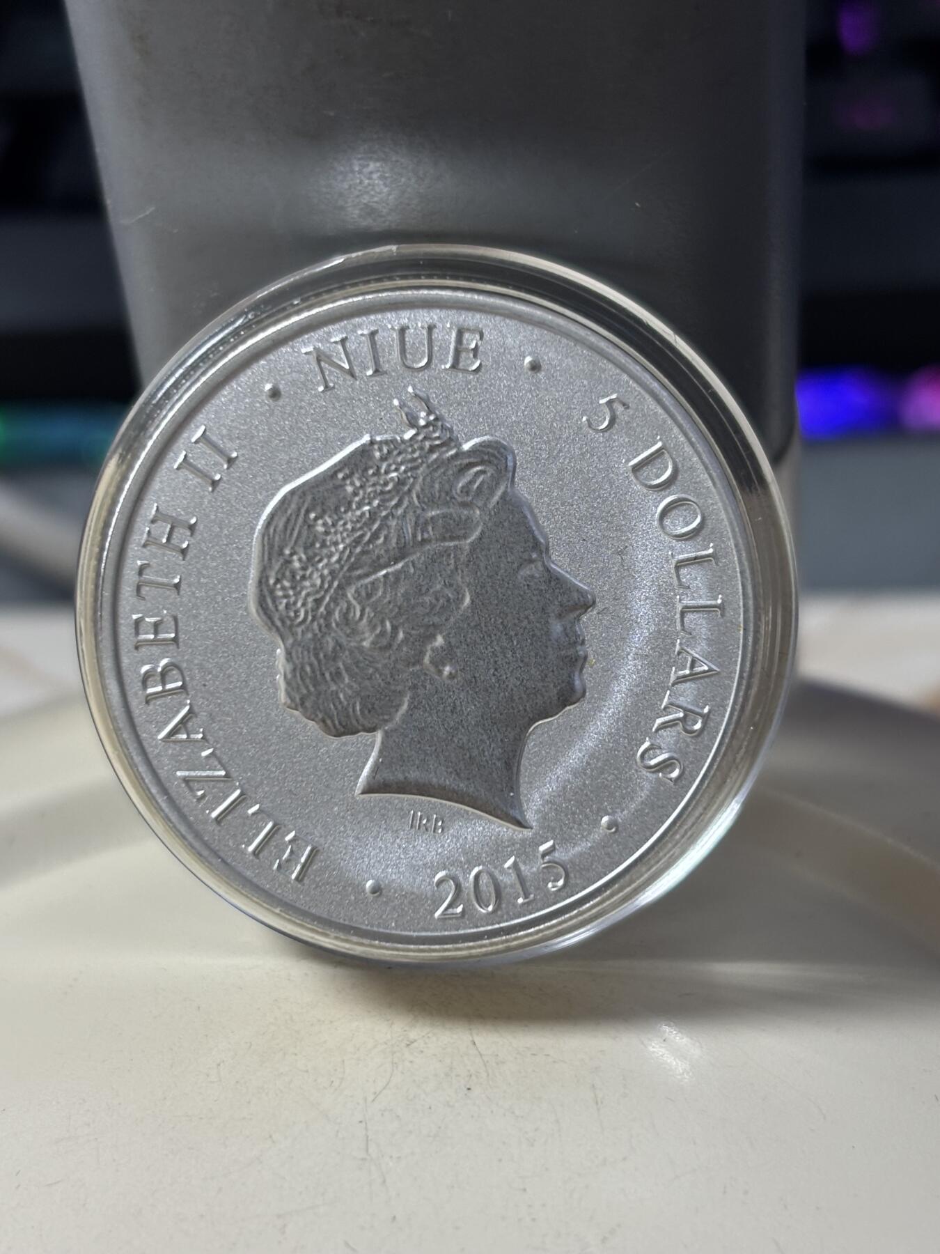 第185期拍卖 纽埃2015年遗产系列圣乔治50克彩色纪念银币，999银，50克，发行999枚