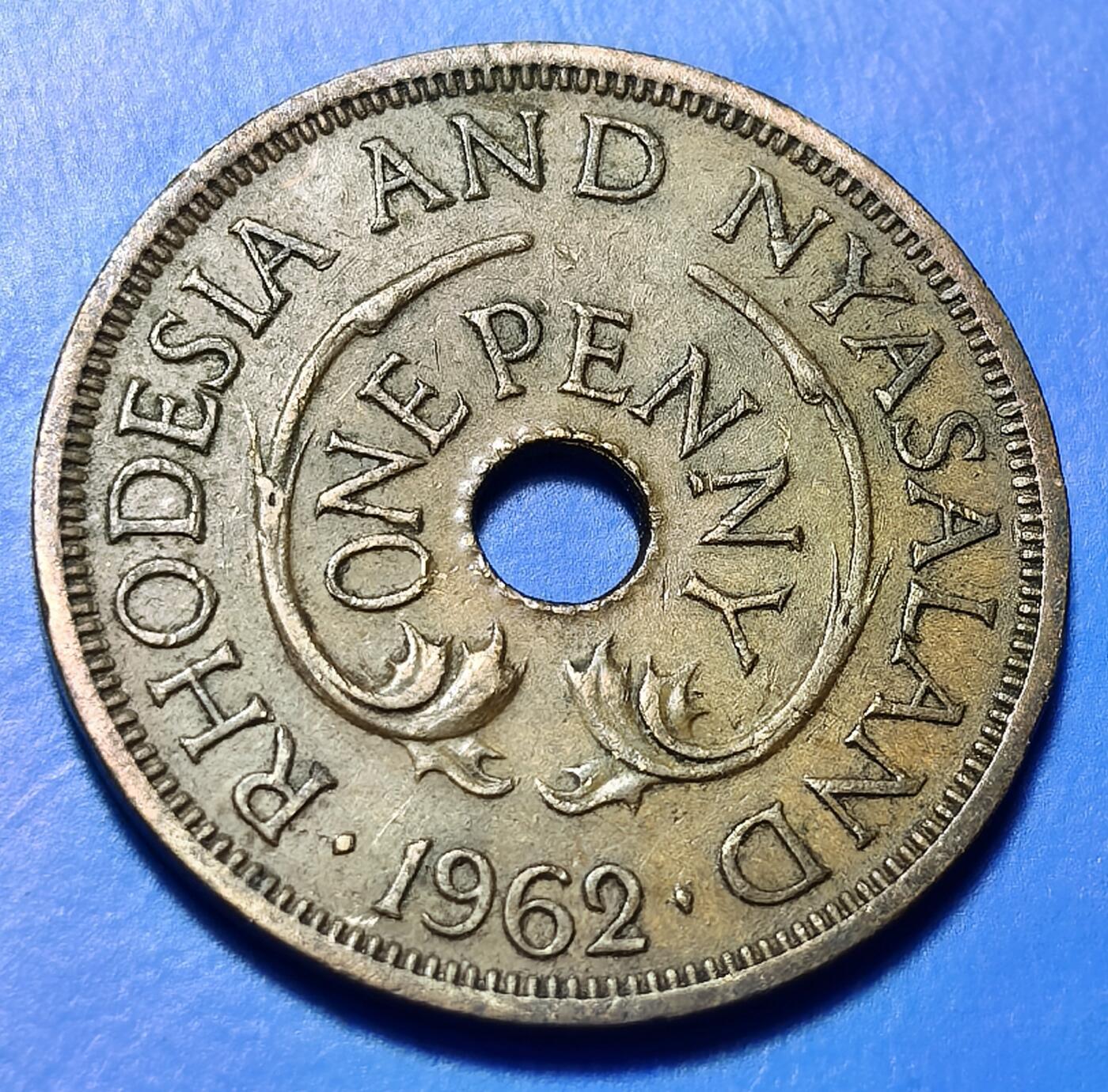 外国优质老铜币银币持续添加中，周六九点倒数截拍，满百包邮，可寄存半年，喜欢朋友微信扫描二维码可直接参拍 罗德西亚双象1962年 1便士