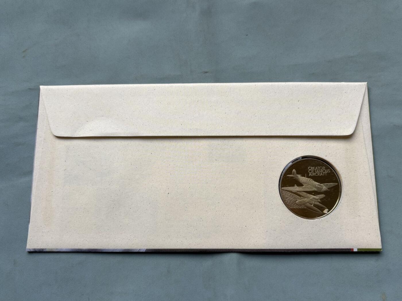 盛世勋华——号角文化勋章邮票专场拍卖第292期 英国1995年“米切尔（喷火战斗机总设计师）诞辰百年”纪念币封，币面为米切尔头像，由英国皇家铸币厂（Royal Mint）铸造； 邮票包含英国女王头像的1便士邮票，及一枚印有米切尔肖像与喷火式战斗机设计图的纪念邮票，编号NO 29980，限量发行，米切尔是英国航空工程师，核心作品为喷火式战斗机，该机型以椭圆机翼+梅林发动机实现高机动性，是二战不列颠空战的核心战机，是航空史经典设计之一。