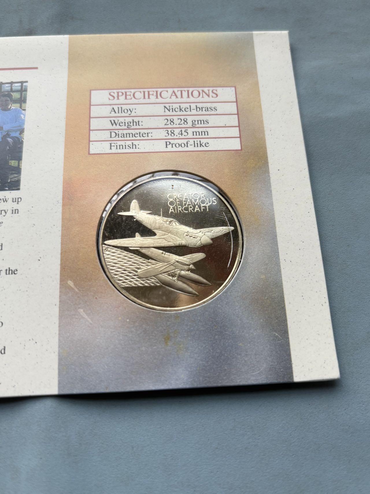 盛世勋华——号角文化勋章邮票专场拍卖第292期 英国1995年“米切尔（喷火战斗机总设计师）诞辰百年”纪念币封，币面为米切尔头像，由英国皇家铸币厂（Royal Mint）铸造； 邮票包含英国女王头像的1便士邮票，及一枚印有米切尔肖像与喷火式战斗机设计图的纪念邮票，编号NO 29980，限量发行，米切尔是英国航空工程师，核心作品为喷火式战斗机，该机型以椭圆机翼+梅林发动机实现高机动性，是二战不列颠空战的核心战机，是航空史经典设计之一。