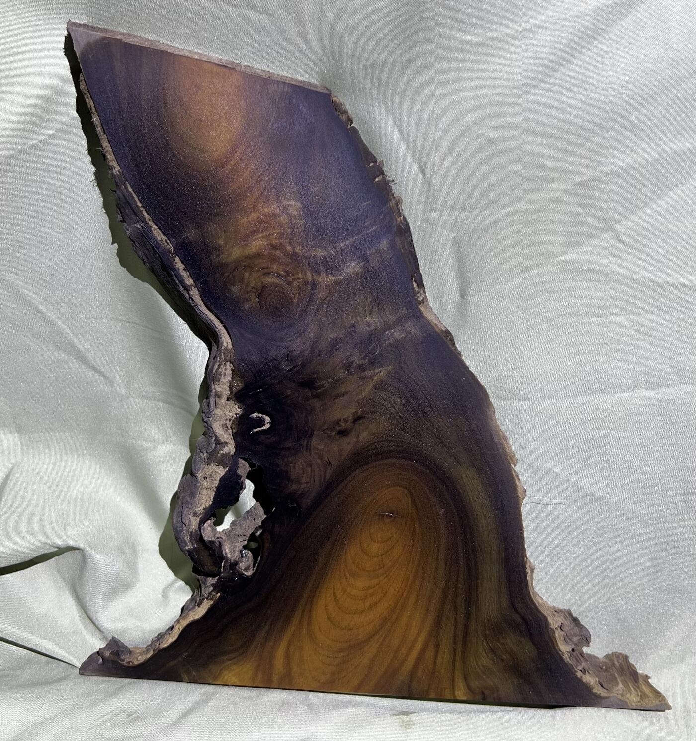 零元拍：金丝楠牌子 山水意境 满金丝 果香满满，尺寸：19.5/18/1.4CM。因为是原材料，木材还未干透