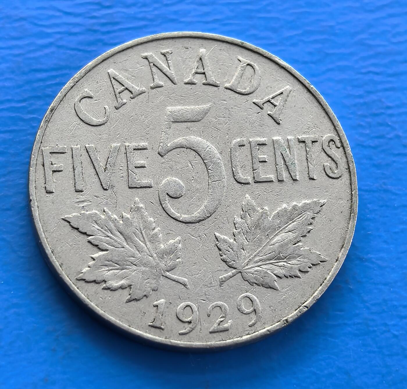 外国优质老铜币银币持续添加中，周六九点倒数截拍，满百包邮，可寄存半年，喜欢朋友微信扫描二维码可直接参拍 加拿大1929年双叶5分