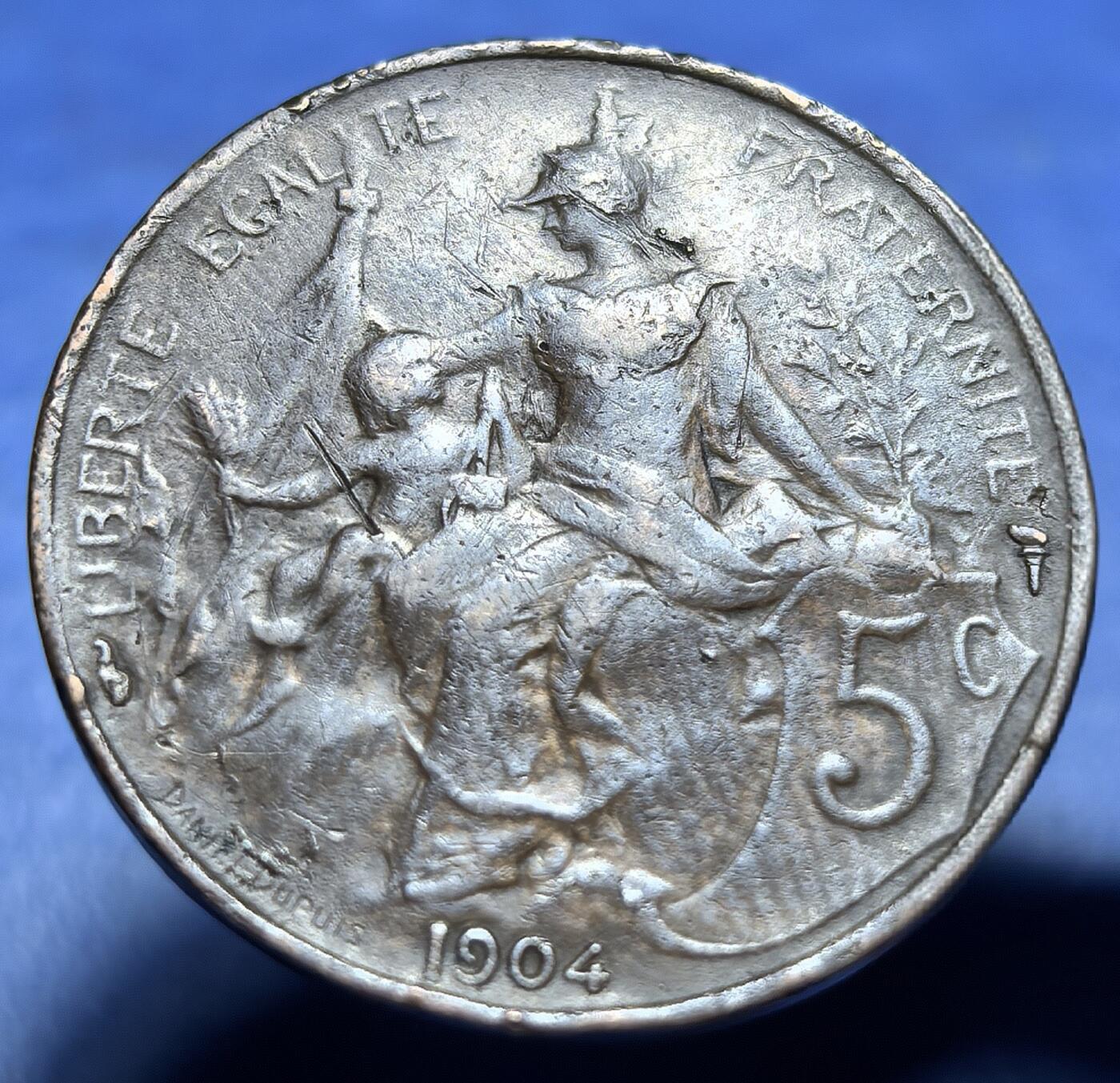 外国优质老铜币银币持续添加中，周六九点倒数截拍，满百包邮，可寄存半年，喜欢朋友微信扫描二维码可直接参拍 法国1904年5分