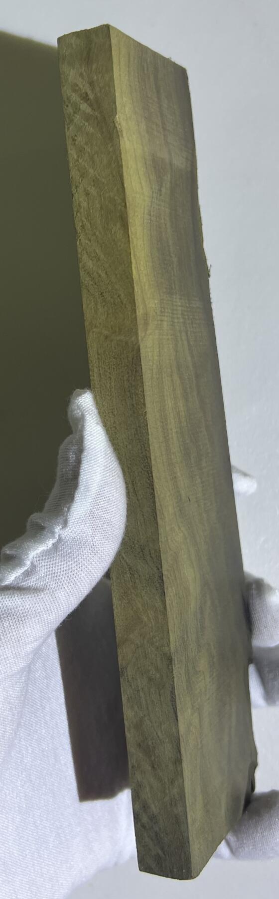 零元拍：NO.4 金丝楠牌子 满金丝 果香满满 尺寸：19.8/5.5/1.3CM。因为是原材料，木材还未干透