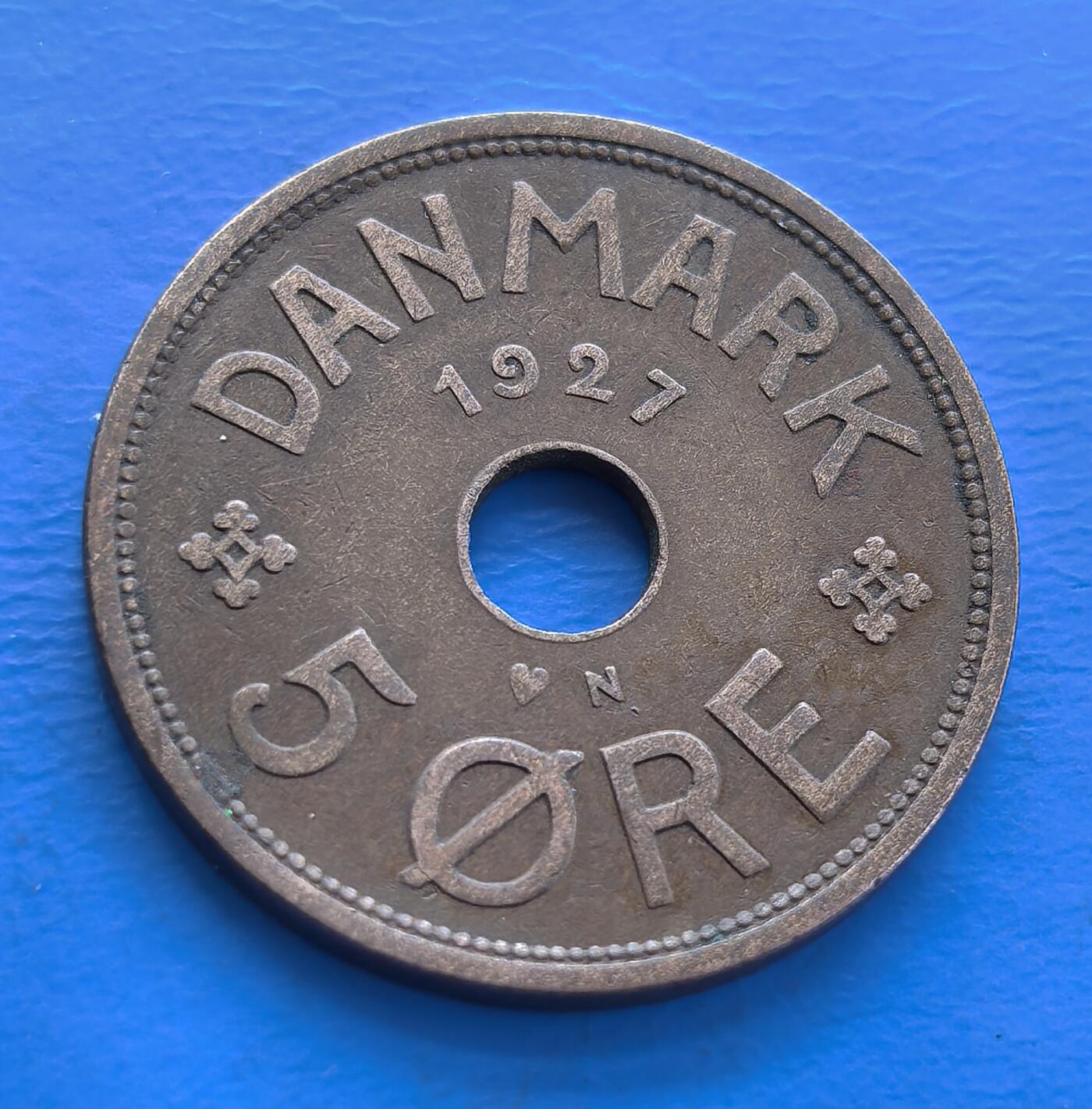 外国优质老铜币银币持续添加中，周六九点倒数截拍，满百包邮，可寄存半年，喜欢朋友微信扫描二维码可直接参拍 丹麦1927年5欧尔