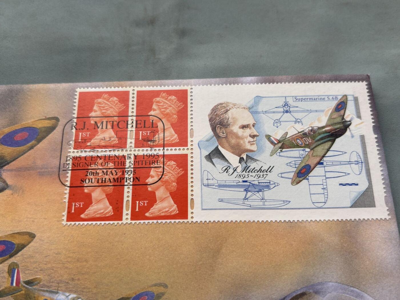 盛世勋华——号角文化勋章邮票专场拍卖第292期 英国1995年“米切尔（喷火战斗机总设计师）诞辰百年”纪念币封，币面为米切尔头像，由英国皇家铸币厂（Royal Mint）铸造； 邮票包含英国女王头像的1便士邮票，及一枚印有米切尔肖像与喷火式战斗机设计图的纪念邮票，编号NO 29980，限量发行，米切尔是英国航空工程师，核心作品为喷火式战斗机，该机型以椭圆机翼+梅林发动机实现高机动性，是二战不列颠空战的核心战机，是航空史经典设计之一。