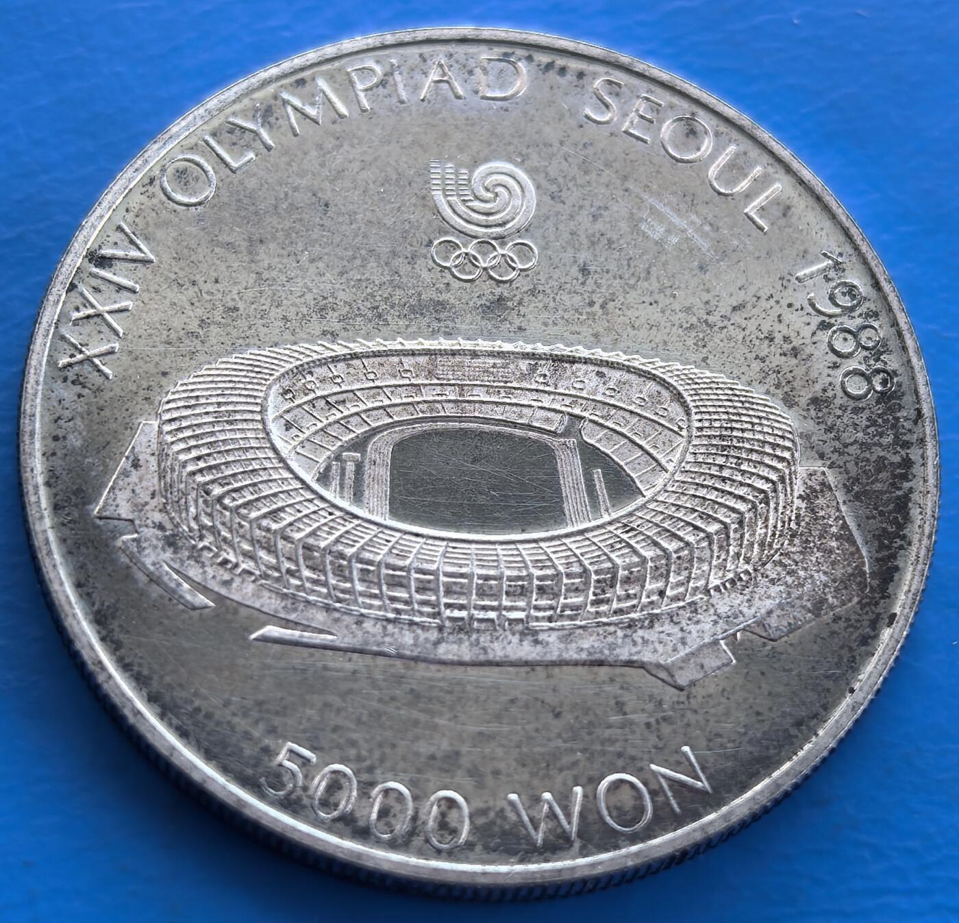 外国优质老铜币银币持续添加中，周六九点倒数截拍，满百包邮，可寄存半年，喜欢朋友微信扫描二维码可直接参拍 韩国1987年奥运会会馆5000元高银大银币