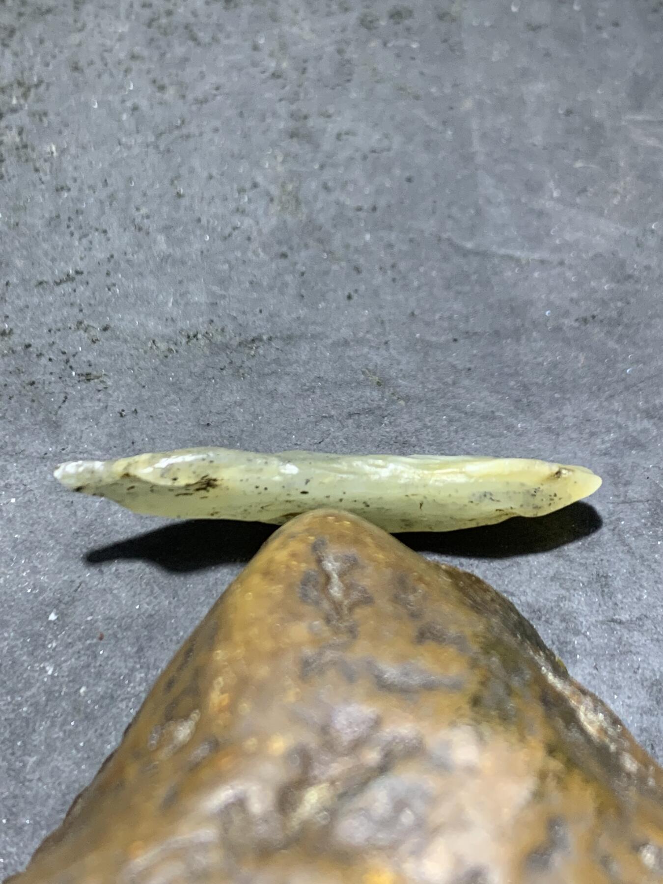 新疆戈壁料风化纹和田玉青白飘青花小原石一颗