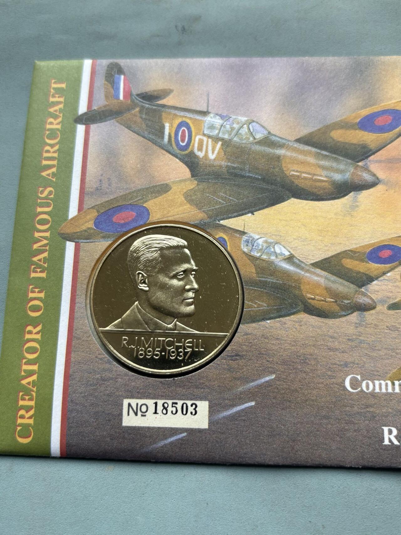 盛世勋华——号角文化勋章邮票专场拍卖第292期 英国1995年“米切尔（喷火战斗机总设计师）诞辰百年”纪念币封，币面为米切尔头像，由英国皇家铸币厂（Royal Mint）铸造； 邮票包含英国女王头像的1便士邮票，及一枚印有米切尔肖像与喷火式战斗机设计图的纪念邮票，编号NO 29980，限量发行，米切尔是英国航空工程师，核心作品为喷火式战斗机，该机型以椭圆机翼+梅林发动机实现高机动性，是二战不列颠空战的核心战机，是航空史经典设计之一。