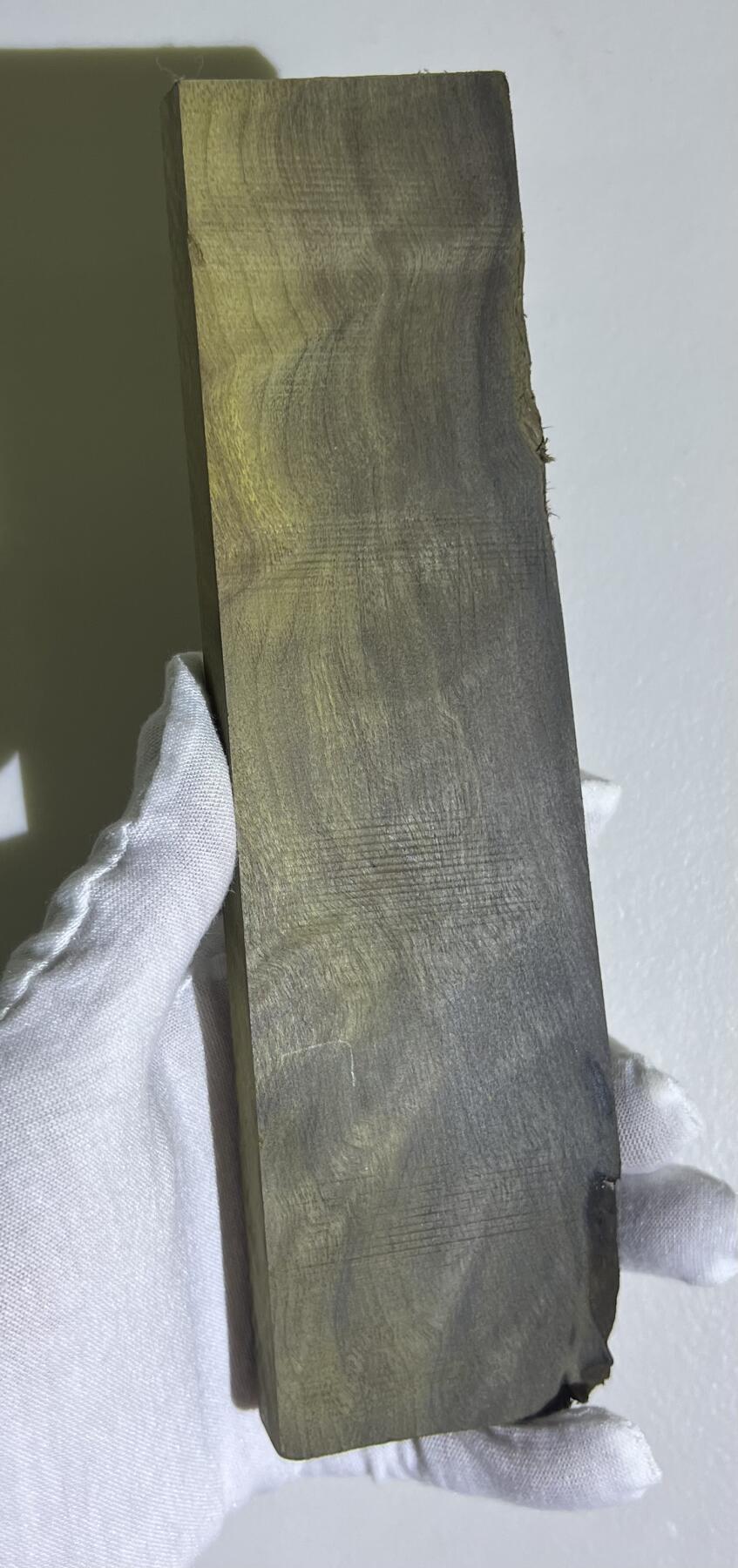 零元拍：NO.4 金丝楠牌子 满金丝 果香满满 尺寸：19.8/5.5/1.3CM。因为是原材料，木材还未干透