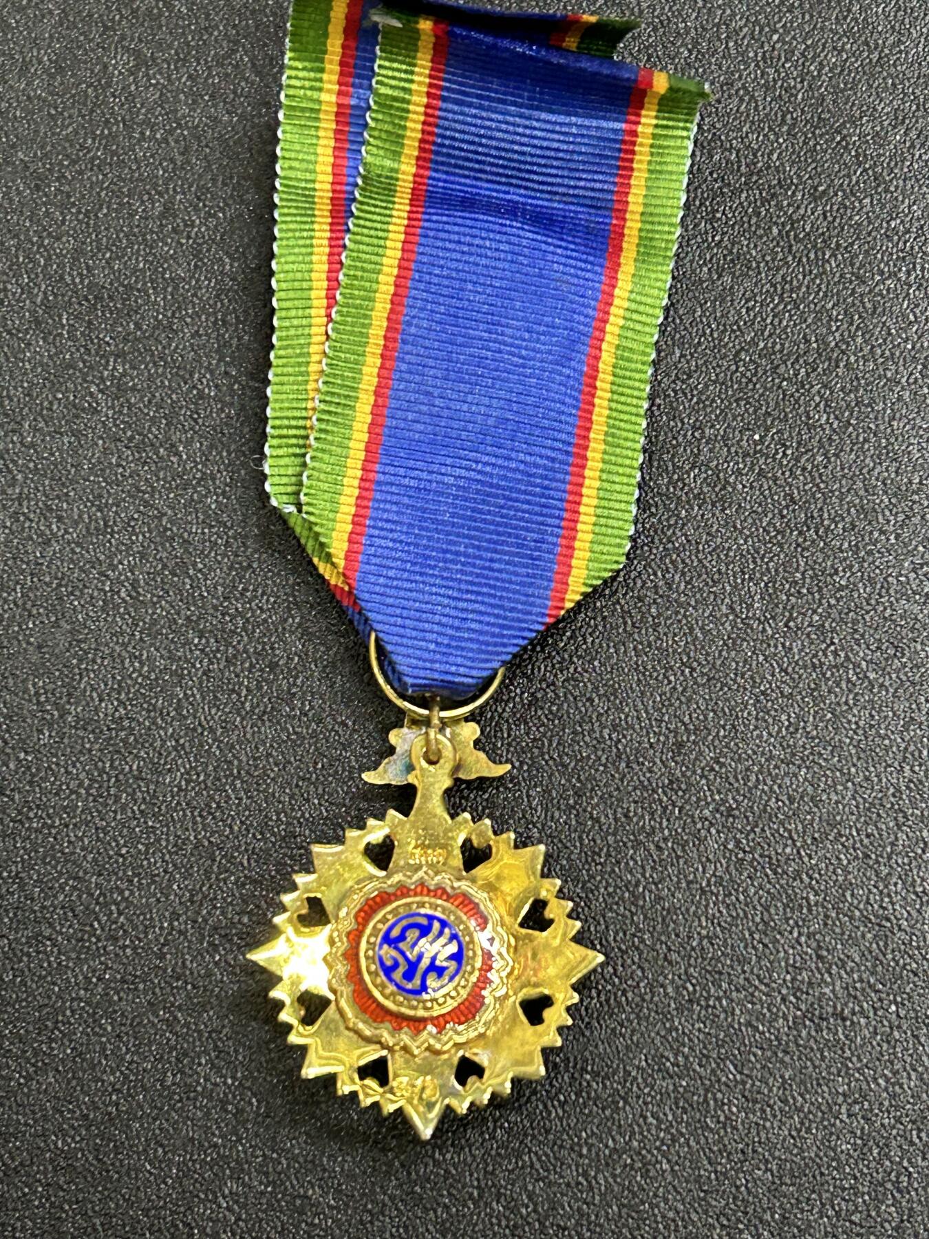 西秦中古拍卖第六十九期 泰国军官级王冠勋章 银制