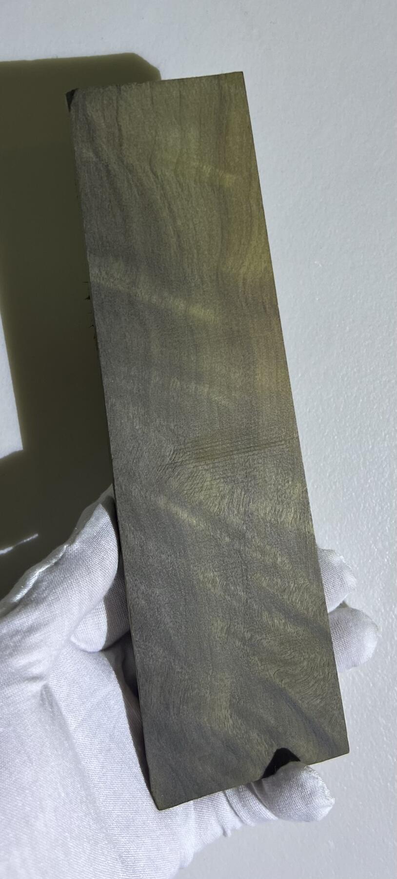 零元拍：NO.4 金丝楠牌子 满金丝 果香满满 尺寸：19.8/5.5/1.3CM。因为是原材料，木材还未干透