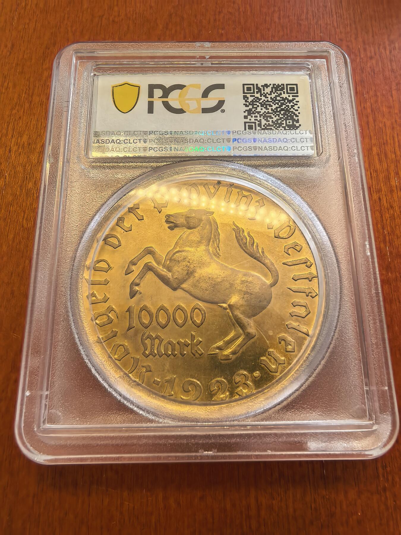 长老汇蛇年精选第八十场拍卖 1923德紧威斯特伐利亚斯坦伯爵马币1万马克镀金币，PCGS MS65，a版窄边