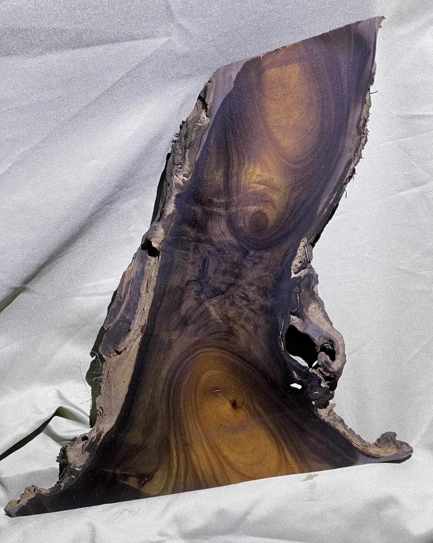 零元拍：金丝楠牌子 山水意境 满金丝 果香满满，尺寸：19.5/18/1.4CM。因为是原材料，木材还未干透