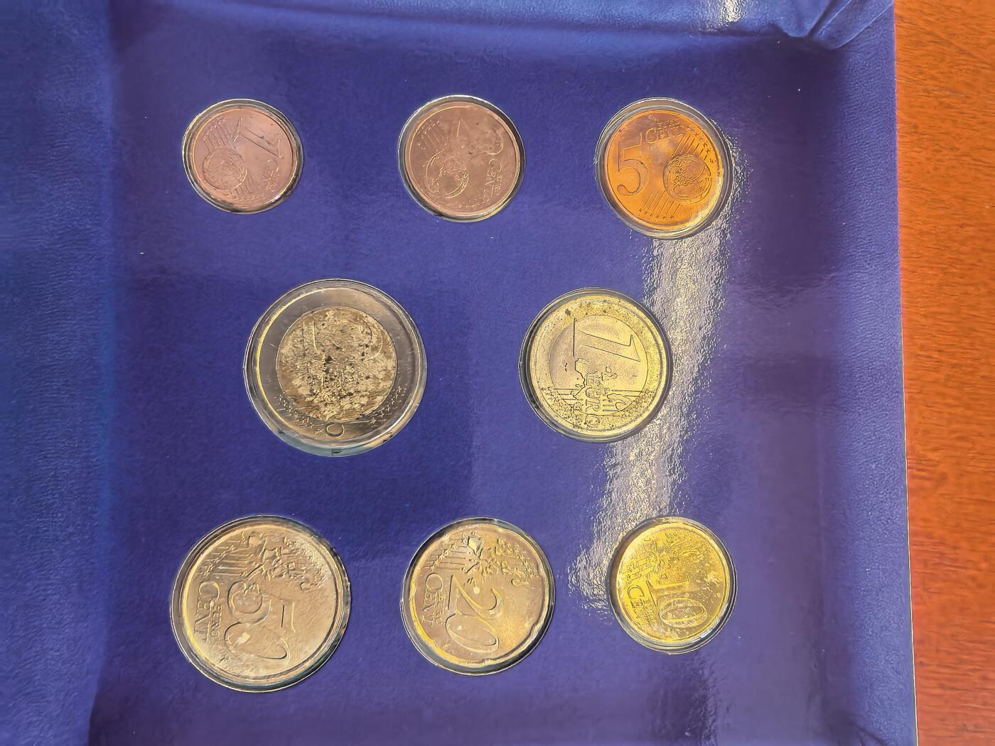 长老汇蛇年精选第八十场拍卖 2002圣马力诺8枚套欧元，卡装，有污迹，克书275美金