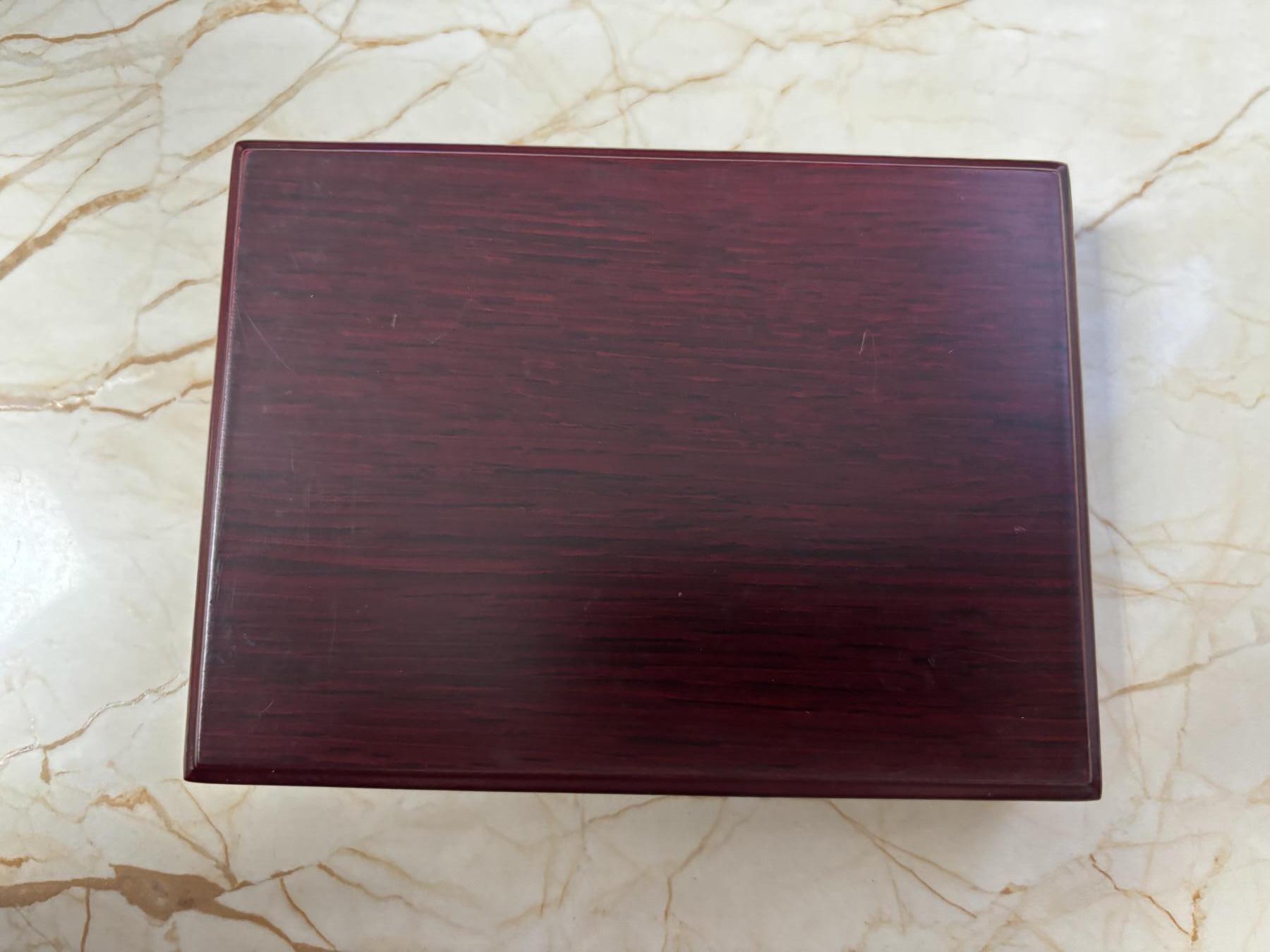 第185期拍卖 刚果加纳2002年古代奥运掷铁饼者凹凸银币带盒无证书，999银，31.1克*2，发行15000枚，