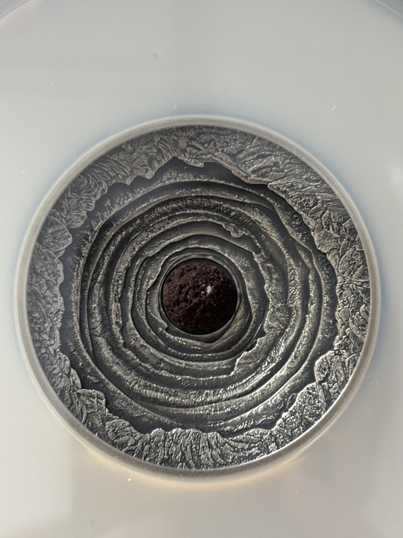 第185期拍卖 纽埃2014年尔塔阿雷火山岩镶嵌浮雕凹凸仿古2盎司银币NGC-MS70，999银，发行688枚