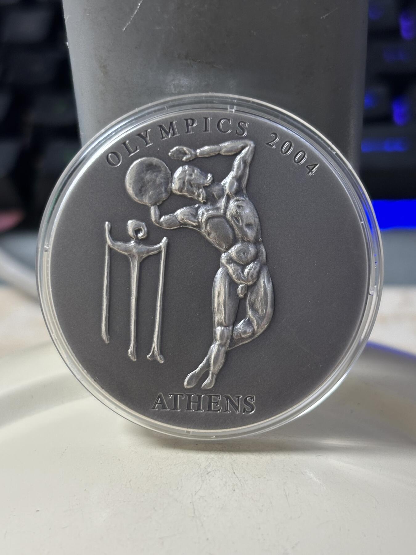 第185期拍卖 刚果加纳2002年古代奥运掷铁饼者凹凸银币带盒无证书，999银，31.1克*2，发行15000枚，