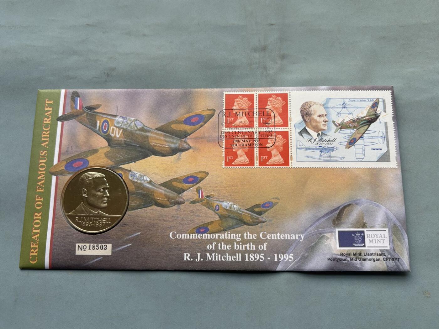 盛世勋华——号角文化勋章邮票专场拍卖第292期 英国1995年“米切尔（喷火战斗机总设计师）诞辰百年”纪念币封，币面为米切尔头像，由英国皇家铸币厂（Royal Mint）铸造； 邮票包含英国女王头像的1便士邮票，及一枚印有米切尔肖像与喷火式战斗机设计图的纪念邮票，编号NO 29980，限量发行，米切尔是英国航空工程师，核心作品为喷火式战斗机，该机型以椭圆机翼+梅林发动机实现高机动性，是二战不列颠空战的核心战机，是航空史经典设计之一。