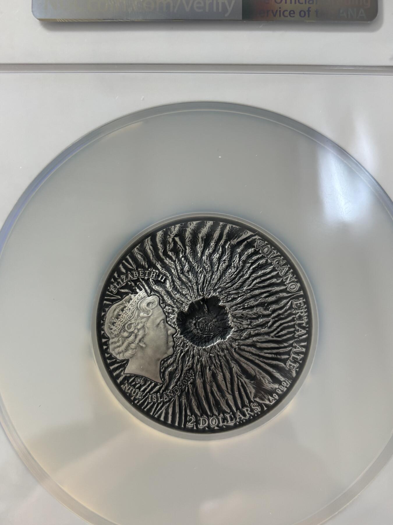 第185期拍卖 纽埃2014年尔塔阿雷火山岩镶嵌浮雕凹凸仿古2盎司银币NGC-MS70，999银，发行688枚