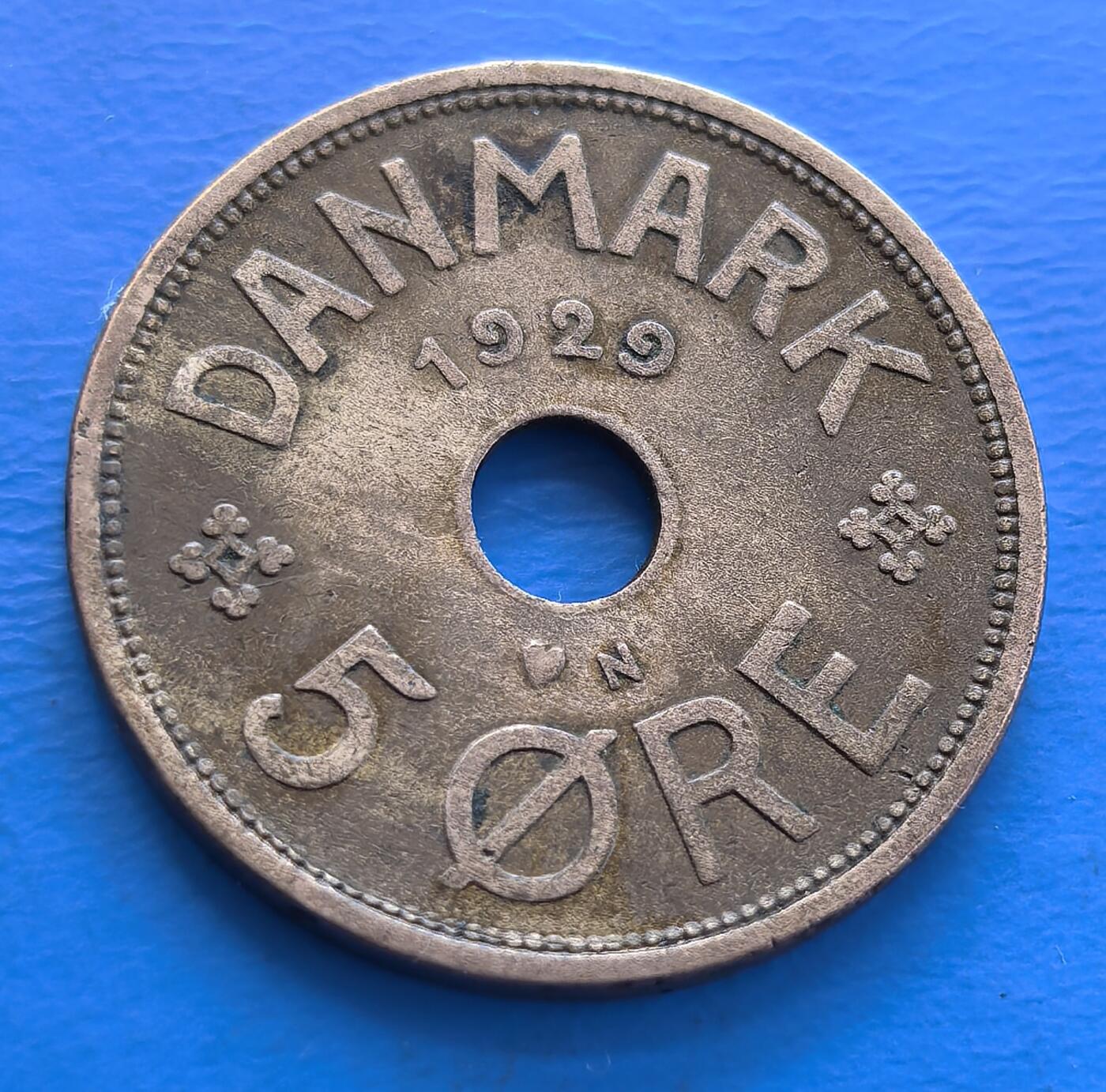 外国优质老铜币银币持续添加中，周六九点倒数截拍，满百包邮，可寄存半年，喜欢朋友微信扫描二维码可直接参拍 丹麦1929年5欧尔