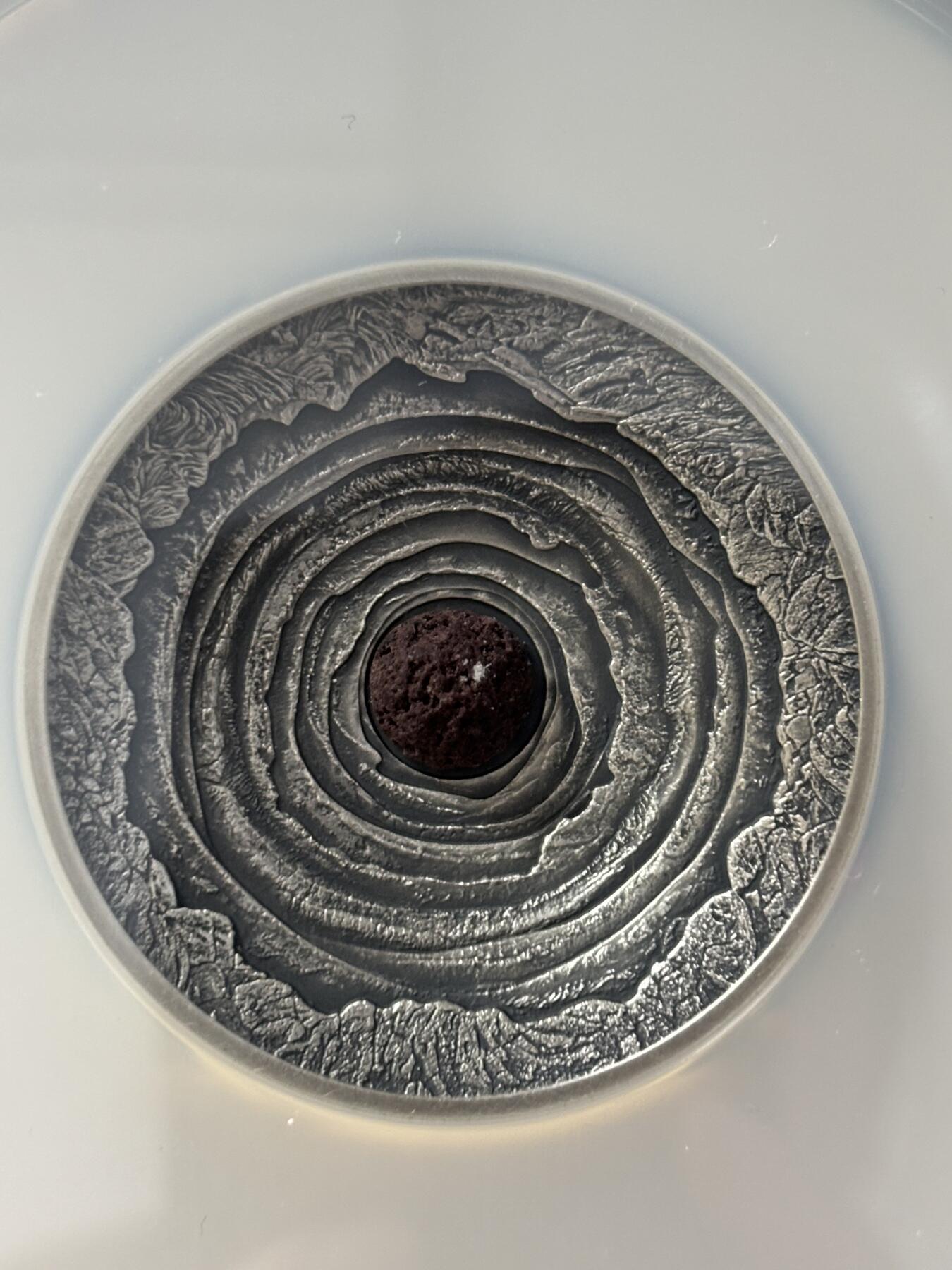 第185期拍卖 纽埃2014年尔塔阿雷火山岩镶嵌浮雕凹凸仿古2盎司银币NGC-MS70，999银，发行688枚