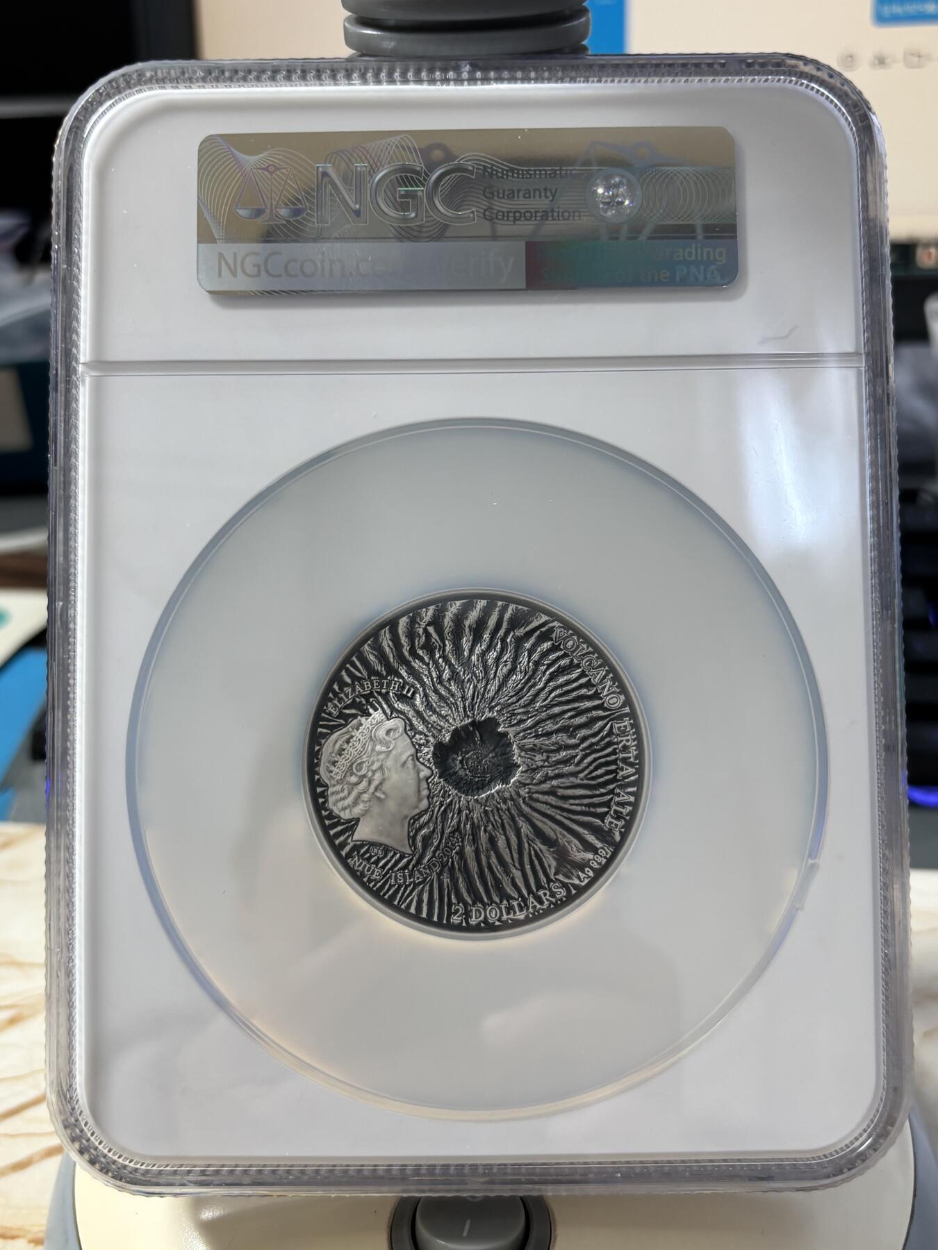 第185期拍卖 纽埃2014年尔塔阿雷火山岩镶嵌浮雕凹凸仿古2盎司银币NGC-MS70，999银，发行688枚