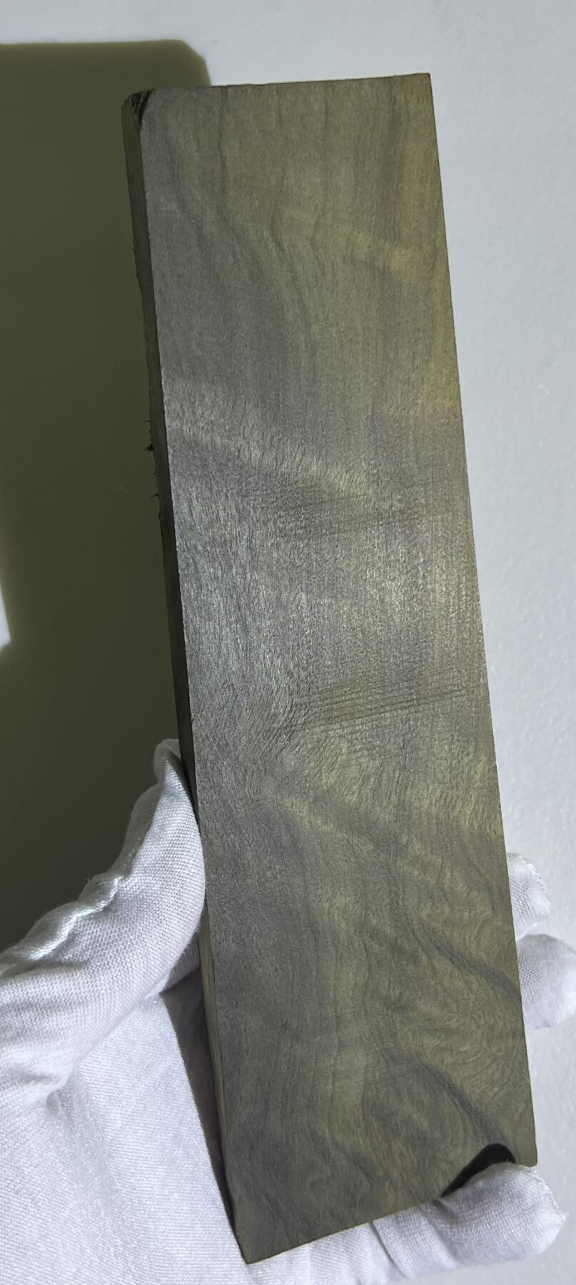 零元拍：NO.4 金丝楠牌子 满金丝 果香满满 尺寸：19.8/5.5/1.3CM。因为是原材料，木材还未干透