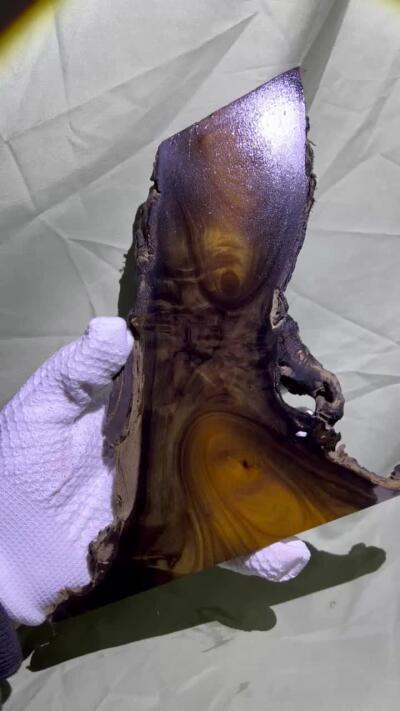 零元拍：金丝楠牌子 山水意境 满金丝 果香满满，尺寸：19.5/18/1.4CM。因为是原材料，木材还未干透