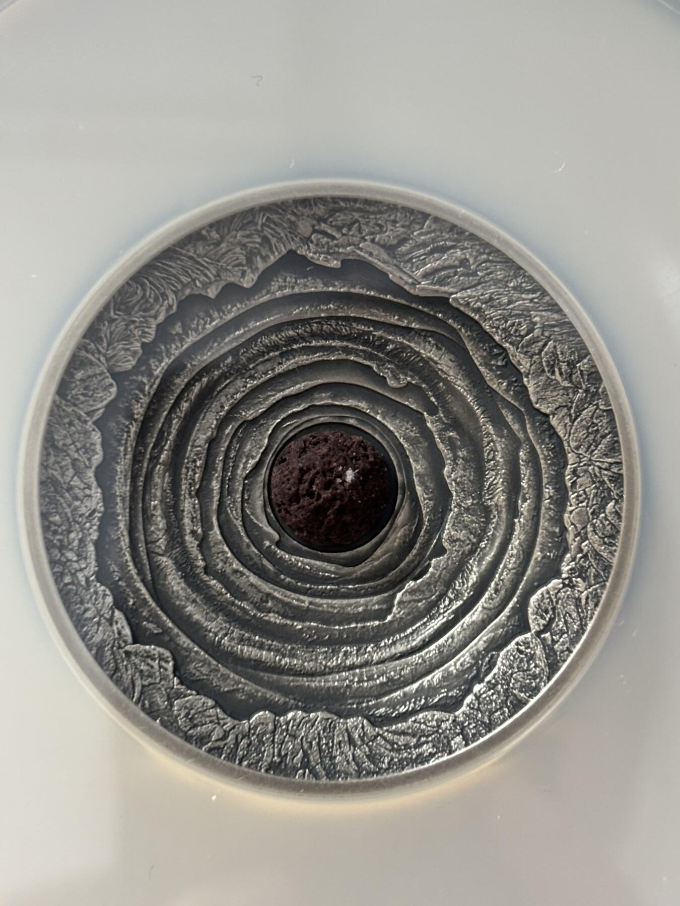 第185期拍卖 纽埃2014年尔塔阿雷火山岩镶嵌浮雕凹凸仿古2盎司银币NGC-MS70，999银，发行688枚