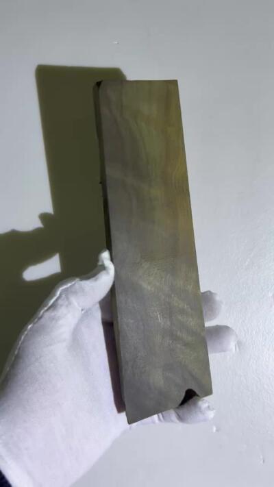 零元拍：NO.4 金丝楠牌子 满金丝 果香满满 尺寸：19.8/5.5/1.3CM。因为是原材料，木材还未干透