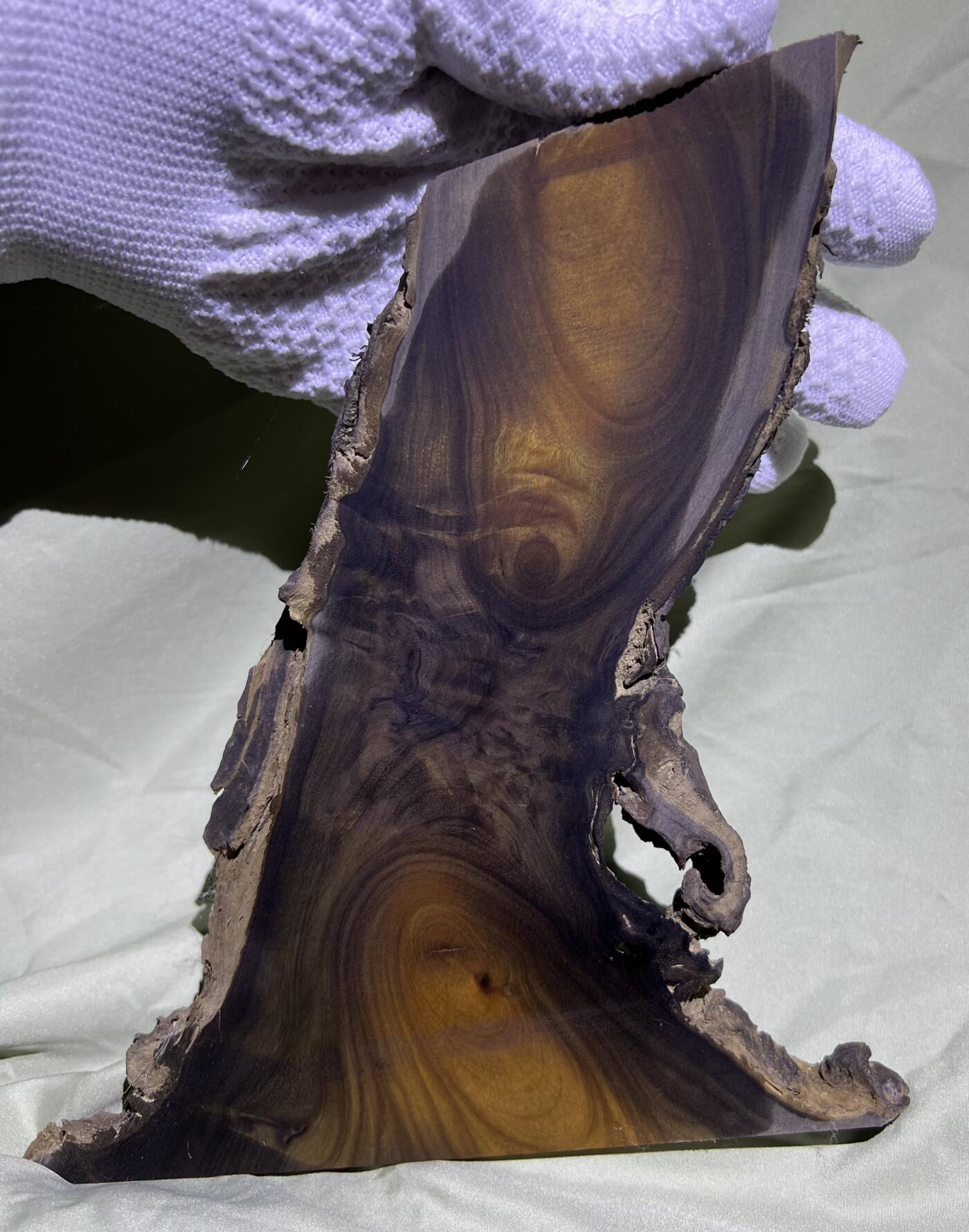 零元拍：金丝楠牌子 山水意境 满金丝 果香满满，尺寸：19.5/18/1.4CM。因为是原材料，木材还未干透