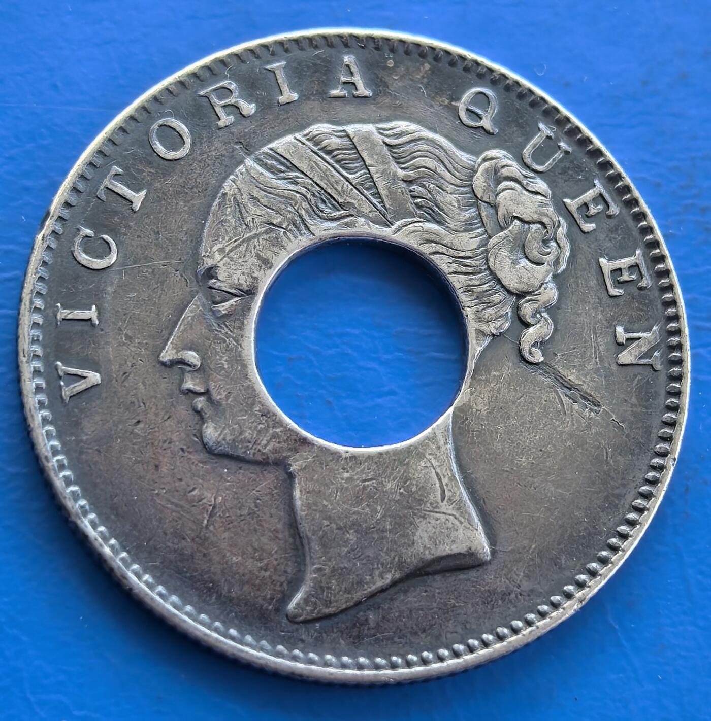 外国优质老铜币银币持续添加中，周六九点倒数截拍，满百包邮，可寄存半年，喜欢朋友微信扫描二维码可直接参拍 少见中孔印度维多利亚女皇1卢比银币